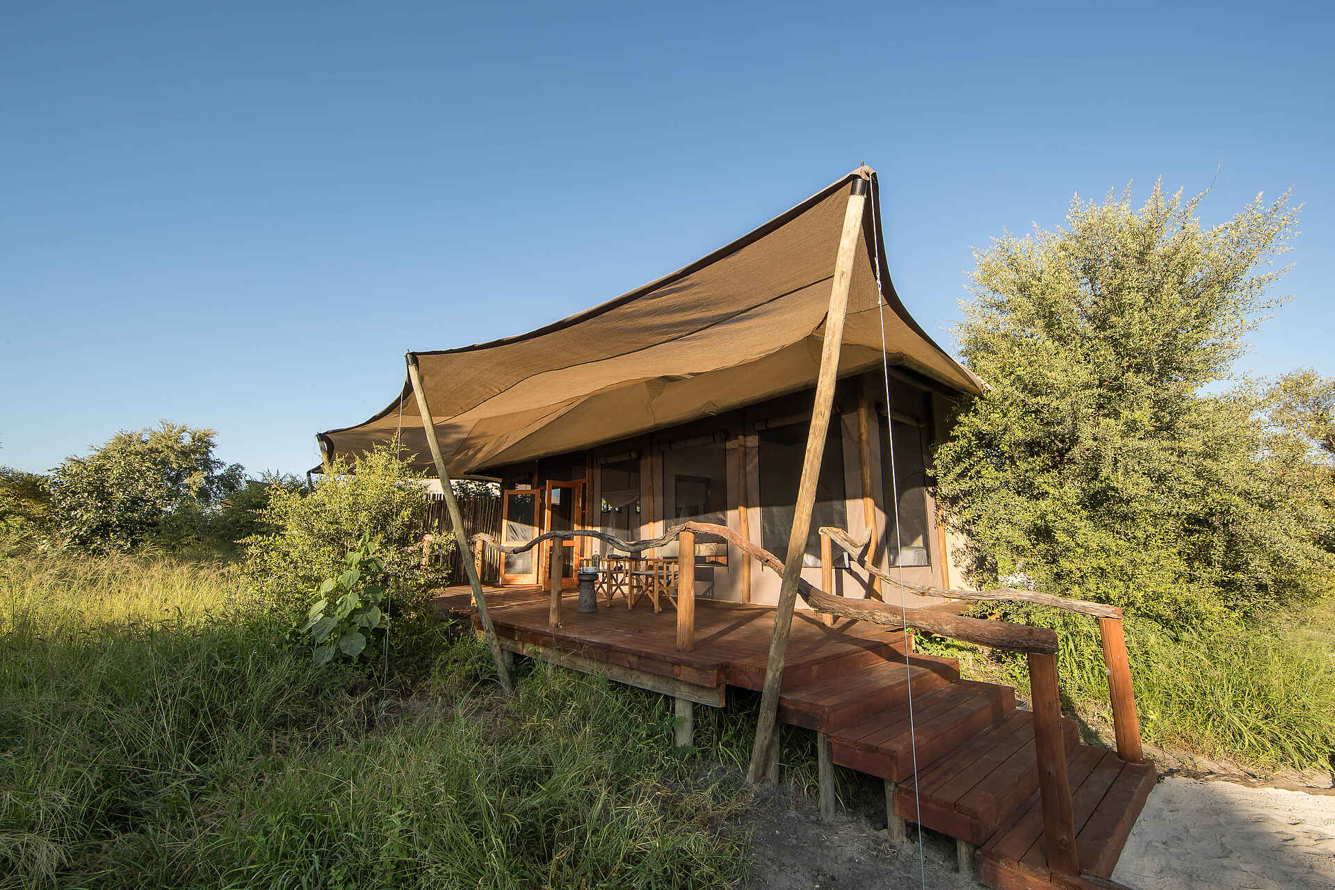 Afrikarma, Afrikarma Safaris, Afrikarma Safaris. Wildnis. Hautnah., Afrikarma.de, Busch, Holz, Treppe, Zaun, Zelt