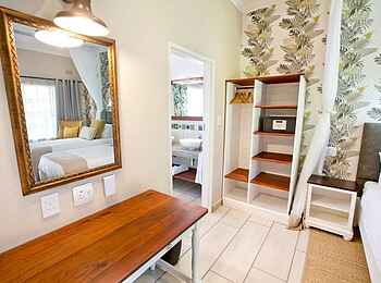 Pioneers Victoria Falls: Spiegel und Regal Pioneers Victoria Falls: Spiegel und Regal