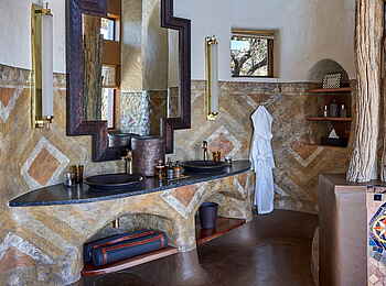 Singita Pamushana Lodge: Einzigartiges Dekor im Bad
