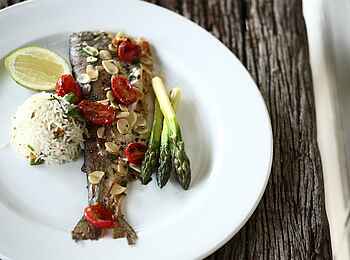 &Beyond Kirkman's Camp: Fisch und Spargel mit Reis &Beyond Kirkman's Camp: Fisch und Spargel mit Reis