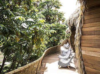 Bisate Lodge: Steg mit Sitzgelegenheiten Bisate Lodge: Steg mit Sitzgelegenheiten