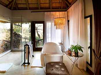 Dulini Lodge: En-suite Bad mit Badewanne