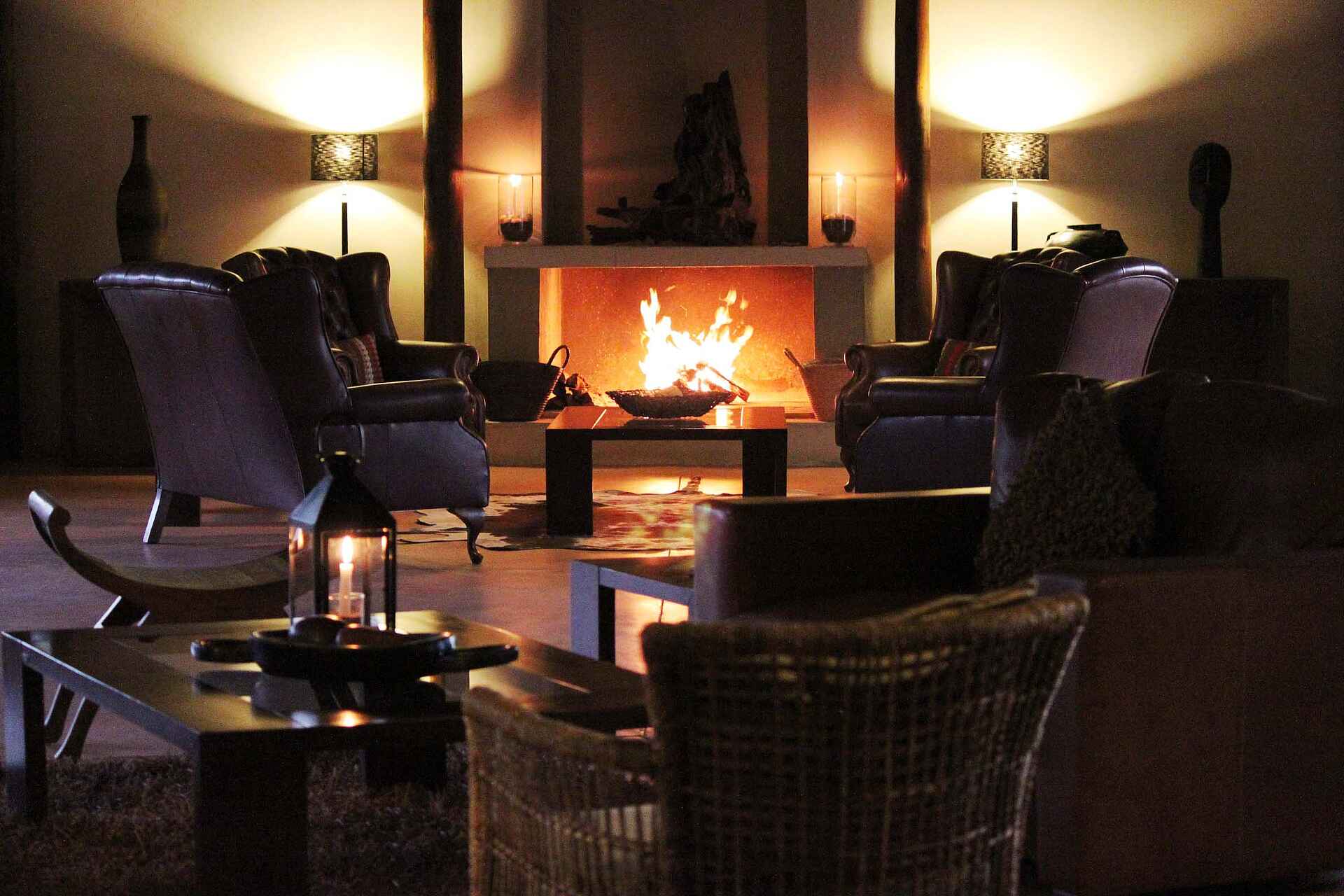Dünen, Hoodia Desert Lodge, Namib, Namib-Naukluft, Sesriem, Sossusvlei, Wüste, Beistelltisch, Feuer, Kamin, Sessel, Afrikarma, Afrikarma Safaris, Afrikarma.de