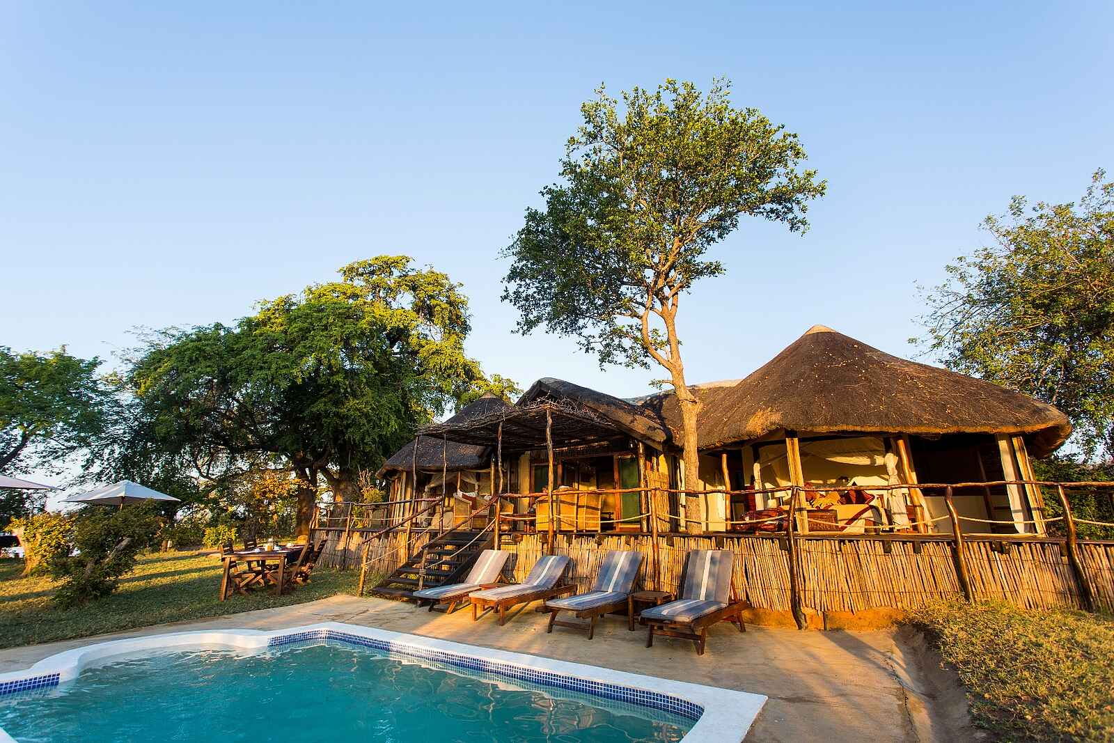 Kasaka River Lodge: Liegestühle am Pool des Hippo Pod Kasaka River Lodge: Liegestühle am Pool des Hippo Pod