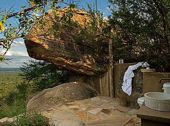 Lemala Mpingo Ridge Lodge: Außenduschen im Spa Lemala Mpingo Ridge Lodge: Außenduschen im Spa