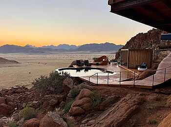Luna Namib Collection: Terrasse mit Sonnenuntergang in den Bergen