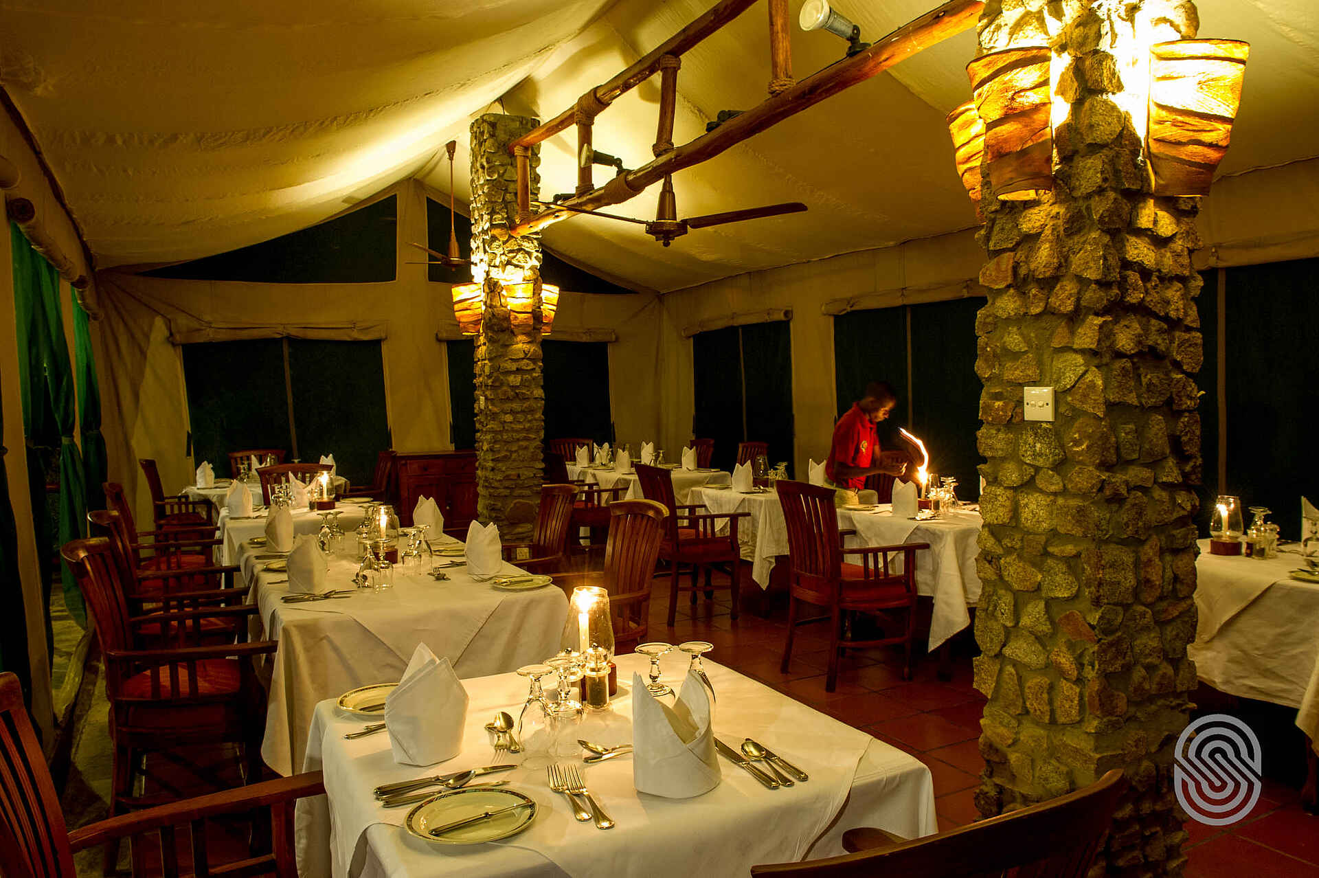Mbuzi Mawe Serena Camp: Abendbeleuchtung im Speisezelt Mbuzi Mawe Serena Camp, Serena Hotels, Serengeti, Abendessen, Speisesaal, afrikarma, afrikarma Safaris, afrikarma Safaris - Wildnis. Hautnah., afrikarma.de