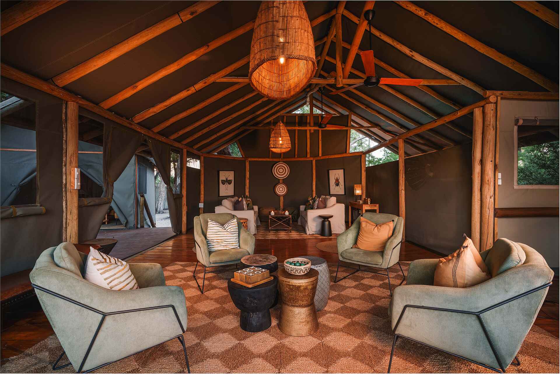 Mokolwane Camp: Sessel in der Lounge Mokolwane Camp: Sessel in der Lounge