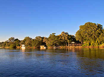 Ndhovu Safari Lodge: Blick vom Okavango auf die Lodge Ndhovu Safari Lodge: Blick vom Okavango auf die Lodge