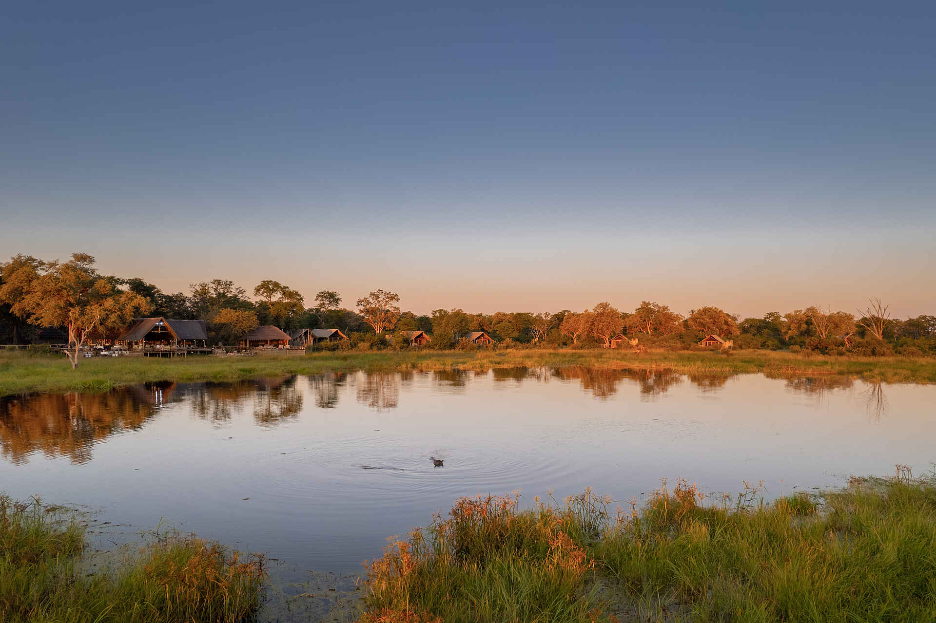 Sable Alley Camp: Wasserloch vor Camp Sable Alley Camp: Wasserloch vor Camp