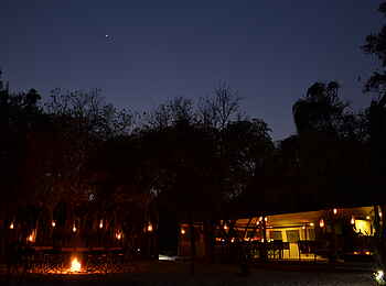 Sango Safari Camp: Abends vor dem Hauptzelt