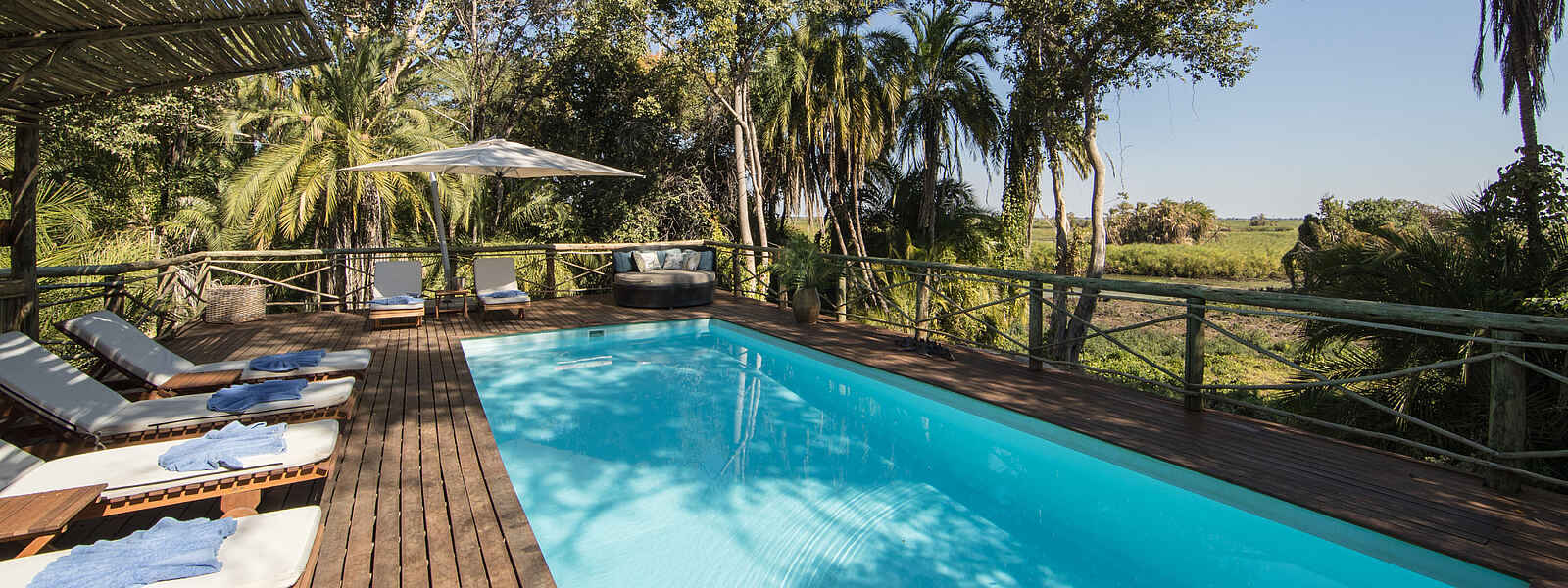 Setari Camp: Liegen am Pool Setari Camp: Liegen am Pool