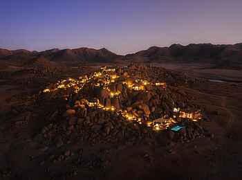 Zannier Hotels Sonop: Die Lodge am Abend Zannier Hotels Sonop: Die Lodge am Abend