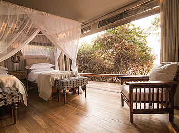 Chikwenya Camp: Betten und Sessel