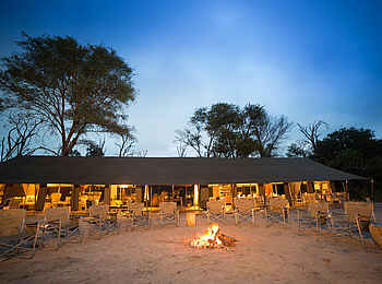 Gomoti Plains Camp: Hauptebäude Feuerstelle