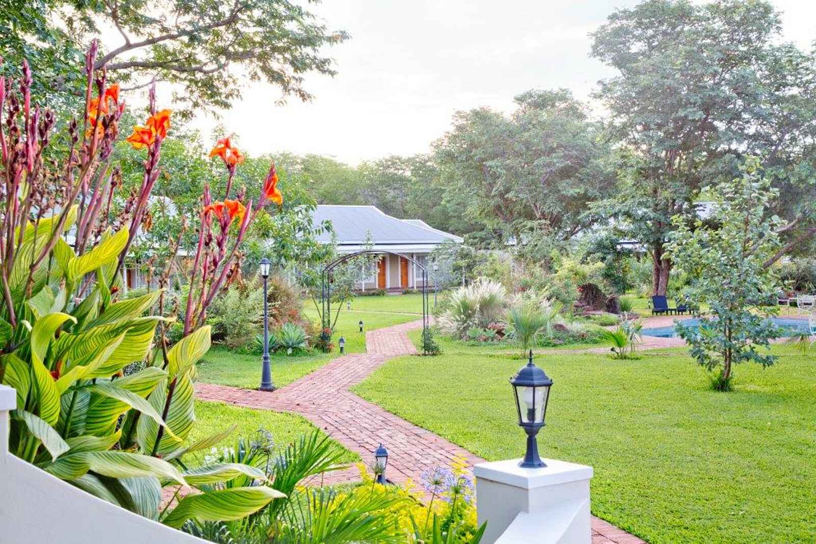 Pioneers Victoria Falls: Wege im Garten Pioneers Victoria Falls: Wege im Garten