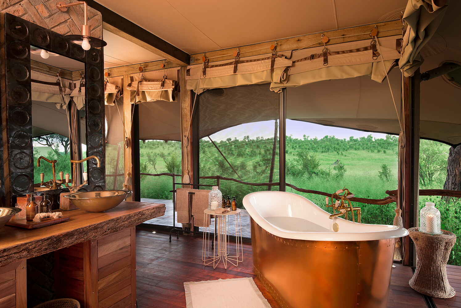 Somalisa Camp: En-suite Gästebad Afrikarma, Afrikarma Safaris, Afrikarma Safaris. Wildnis. Hautnah., Afrikarma.de, Badewanne, Badezimmer, Fenster, Handtücher, Kupfer, Spiegel, Tisch, Vorhänge, Waschbecken, En-suite, Gästebad