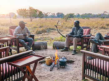 Time + Tide Luwi: Plausch am Lagerfeuer
