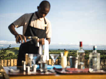 Volcanoes Kyambura Gorge Lodge: Drinks auf der Terrasse Volcanoes Kyambura Gorge Lodge: Drinks auf der Terrasse