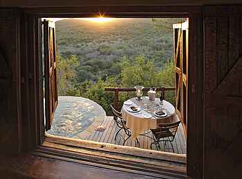 &Beyond Phinda Rock Lodge: Ausblick vom Zimmer auf die Terrasse und Umgebung &Beyond Phinda Rock Lodge: Ausblick vom Zimmer auf die Terrasse und Umgebung
