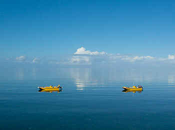 Fundu Lagoon: Boote vor dem Horizont Fundu Lagoon: Boote vor dem Horizont