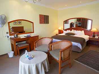 Hansa Hotel: Tisch im Doppelzimmer