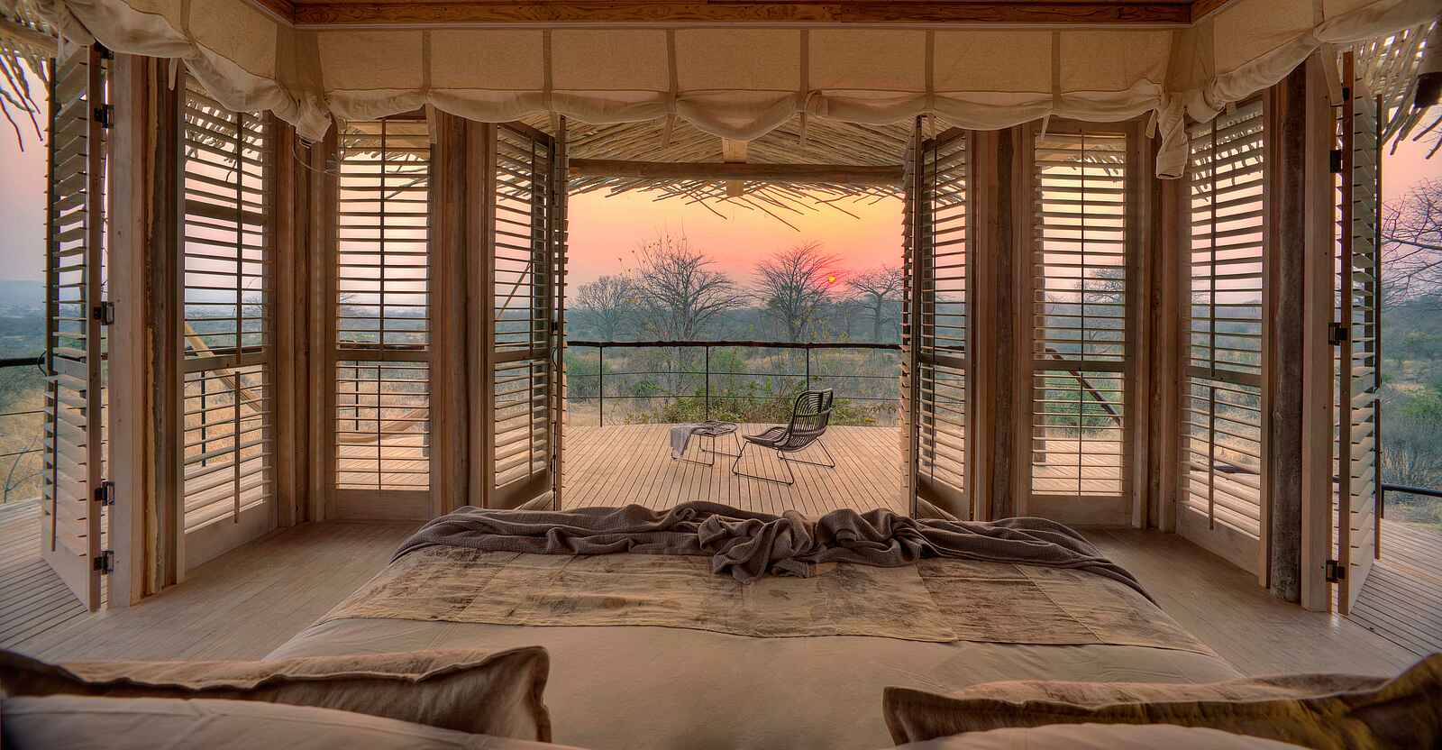 Jabali Ridge Camp: Doppelbett mit Blick auf den Sonnenuntergang Jabali Ridge Camp: Doppelbett mit Blick auf den Sonnenuntergang