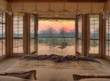 Jabali Ridge Camp: Doppelbett mit Blick auf den Sonnenuntergang Jabali Ridge Camp: Doppelbett mit Blick auf den Sonnenuntergang