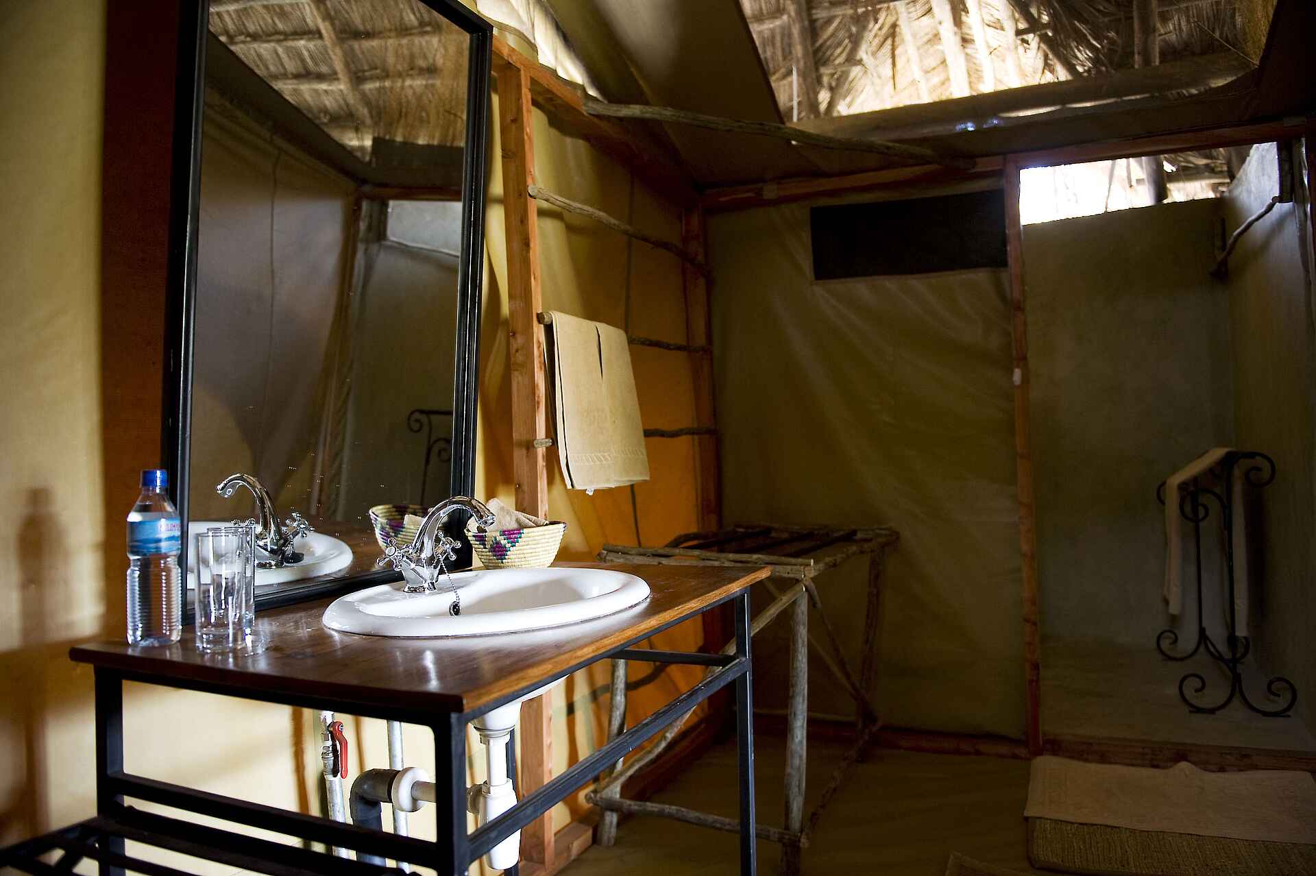 Badezimmer, Waschbecken, Zelt, Kambi ya Tembo, Kilimanjaro, Afrikarma, Afrikarma Safaris, Afrikarma Safaris - Wildnis. Hautnah., Afrikarma.de, Tanganyika Wilderness
