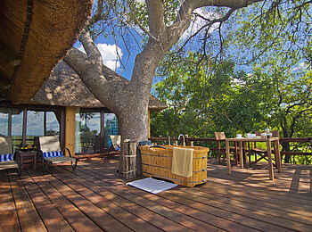 Katuma Bush Lodge: Die Badewanne unter freiem Himmel auf der Terrasse der Sable Suite
