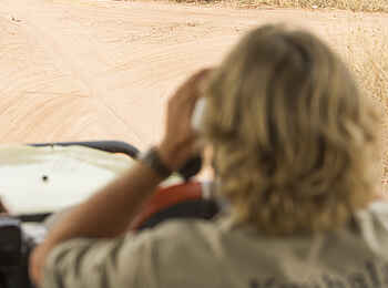 Kwihala Camp: Kwihala Guide im Safarifahrzeug