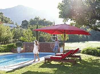La Cle des Montagnes: Pool mit Liegen und Sonnenschirmen in der Villa Le Manoir La Cle des Montagnes: Pool mit Liegen und Sonnenschirmen in der Villa Le Manoir