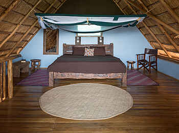 Murchison River Lodge: Doppelbett unter einem Reetdach