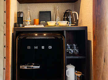 Onguma Tented Camp: Bar mit Kühlschrank im Gästezelt