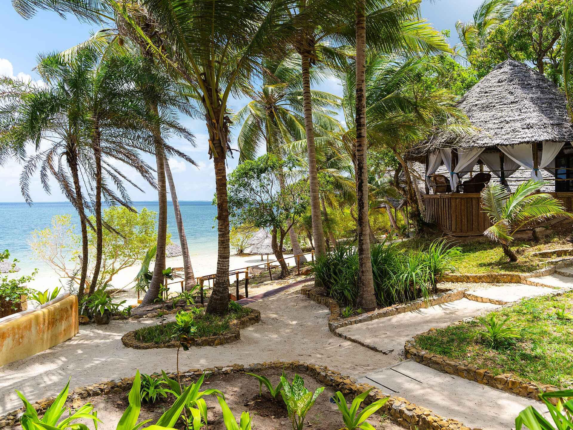 Pole Pole Bungalows: Weg zum Strand