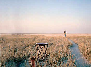 San Camp: Kupferner Waschtisch in der Wüste