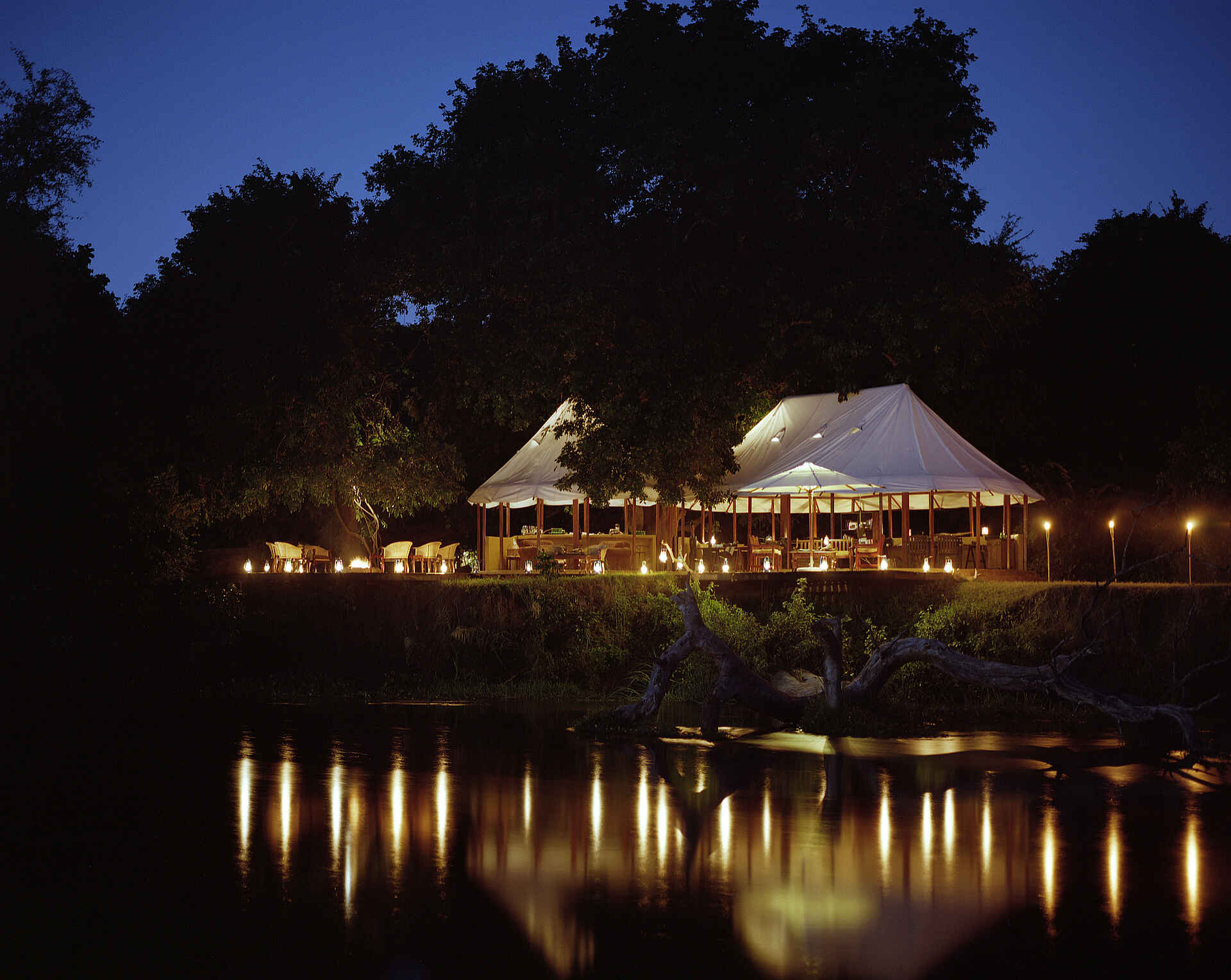 Sausage Tree Camp: Speisezelt bei Nacht Kanusafari, Lower Zambezi National Park, Sambesi, Sandbank, Sausage Tree Camp, Walking Safari, Zambezi, Abend, Gesamtansicht, Hauptgebäude, Hauptzelt, Zambezi Escarpment