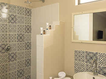 Sedia-Riverside-Hotel: Dusche und Waschbecken