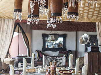 Shu'mata Camp: Gedeckte Frühstückstafel Shu'mata Camp: Gedeckte Frühstückstafel