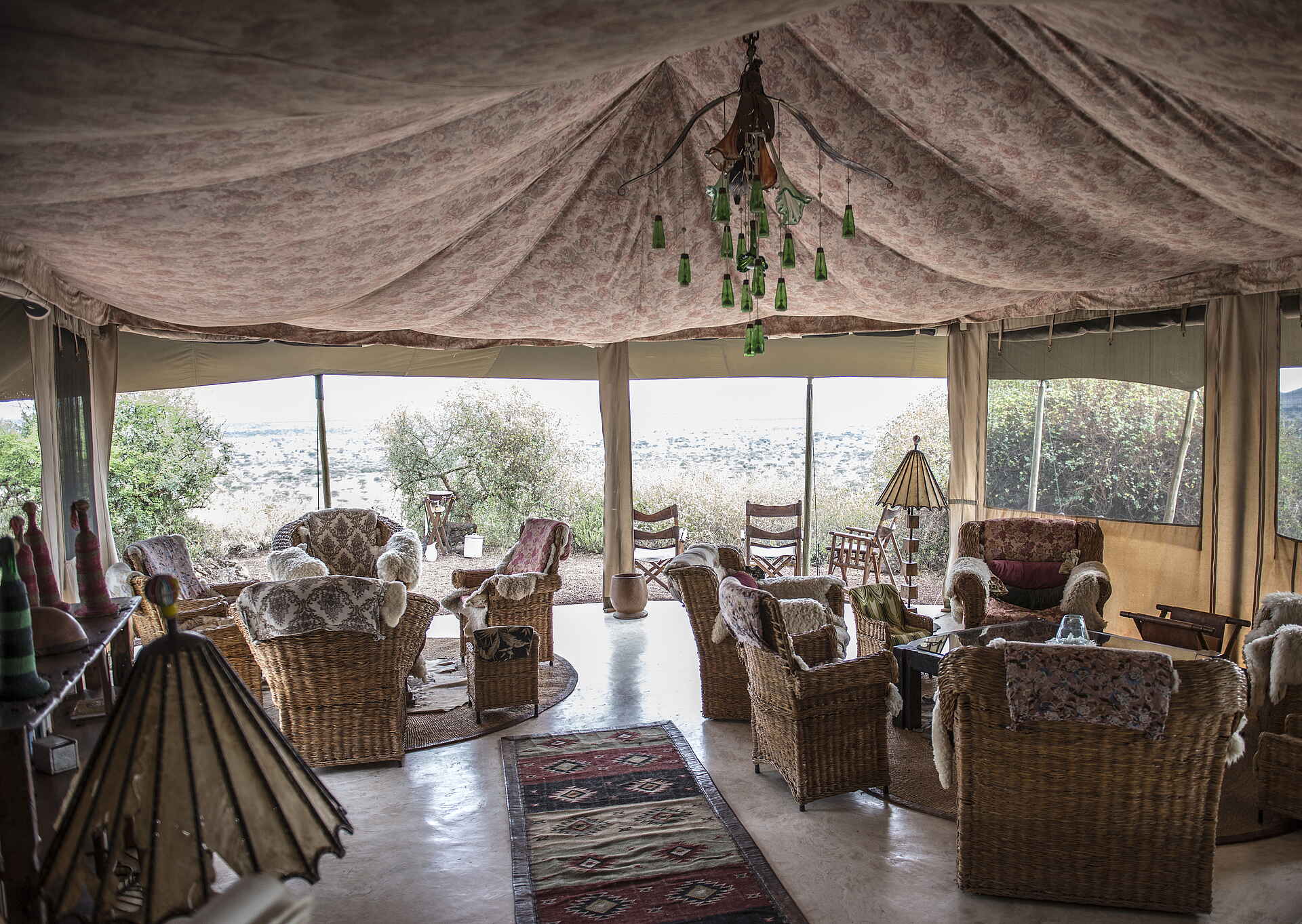 Shu'mata Camp: Gemütliche Vintage Corner Lounge Shumata, Süd-Amboseli, Tansania, Lounge, Sessel, afrikarma, afrikarma.de