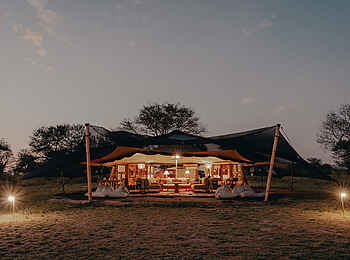 Wayo Serengeti Green Camp: Lounge bei Sonnenuntergang