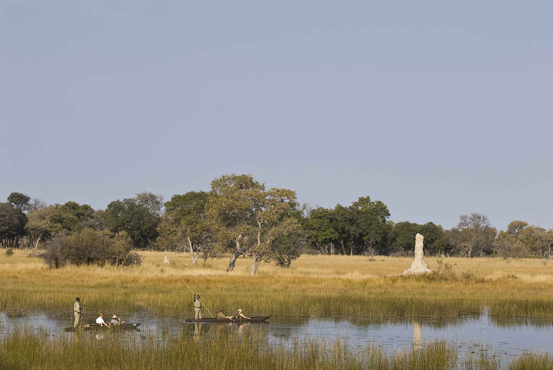 &beyond, africa, afrika, and beyond, botsuana, botswana, familie, insel, kinder, lagune, luxus, okavango delta, reise, reisen, safari, southern africa, südliches afrika, urlaub, wasser, wasseraktivitäten, xaranna, aktivitäten, boot, bootsfahrt, mokoro, mokorofahrt