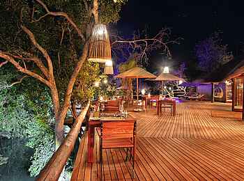 Camp Ndlovu: EInzeltisch auf der Terrasse Camp Ndlovu: EInzeltisch auf der Terrasse