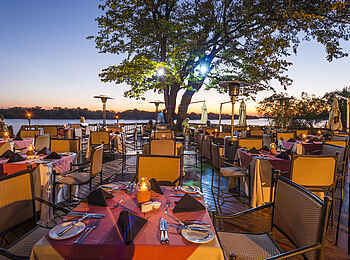 David Livingstone Safari Lodge: Essensbereich auf dem Holzdeck im Freien David Livingstone Safari Lodge: Essensbereich auf dem Holzdeck im Freien