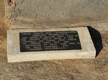 Great Zimbabwe: Tafel im Shona-Dorf Great Zimbabwe: Tafel im Shona-Dorf