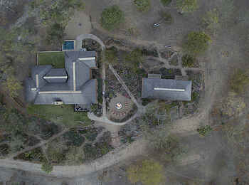 Jacis Sabi House: House und Cottage von oben