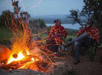 Karenge Bush Camp: Gespräch am Feuer Karenge Bush Camp: Gespräch am Feuer