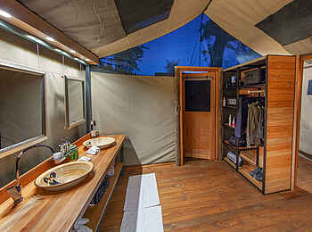 Mma Dinare Camp: Gästebad mit Doppelwaschtisch Mma Dinare Camp: Gästebad mit Doppelwaschtisch