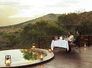 Thanda Safari Lodge: Dinner am privaten Deck Thanda Safari Lodge: Dinner am privaten Deck