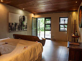 Chobe River Lodge: Schlaf- und Wohnbereich mit Blick nach draußen